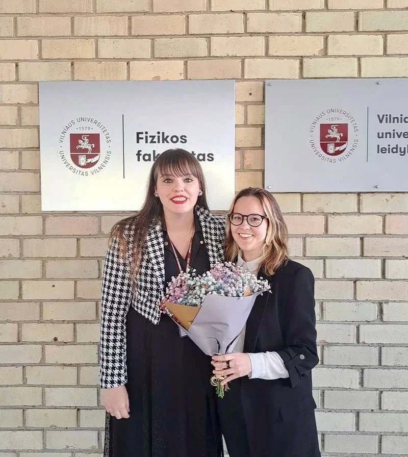 Su studente Ugne Šilingaite prie VU Fizikos fakulteto po bakalauro baigiamojo darbo gynimo