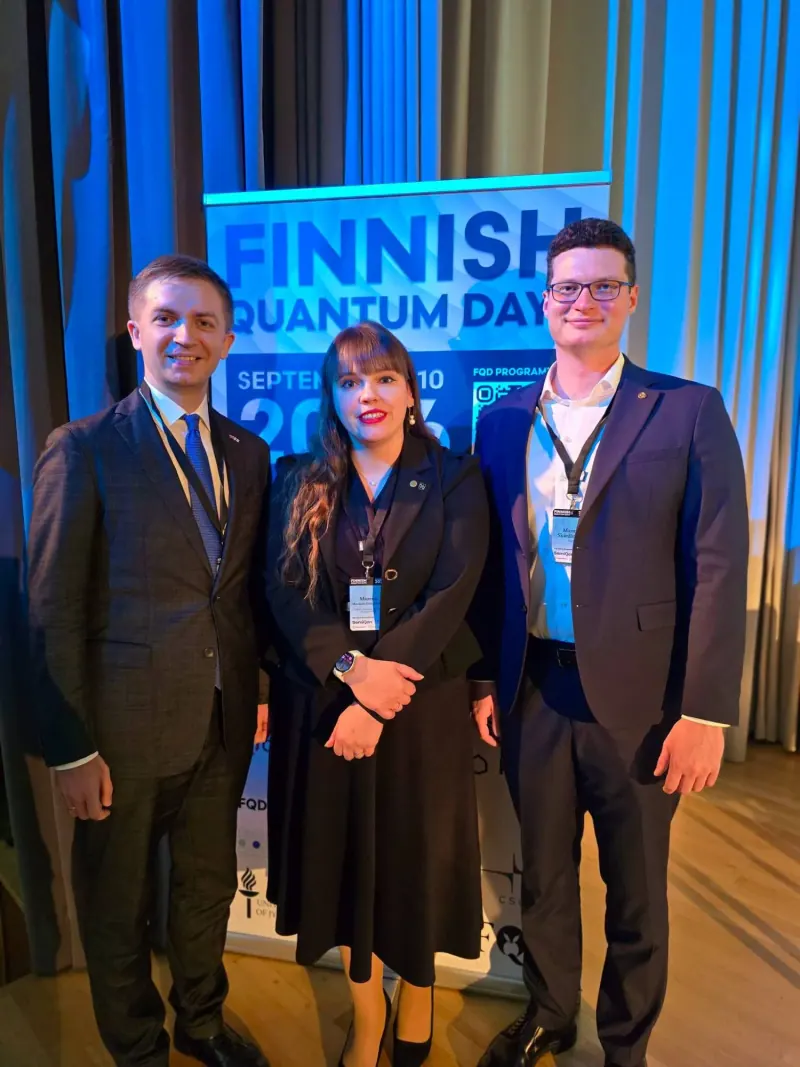 Trise stovime prie konferencijos „Finnish Quantum Days 2026“ stendo