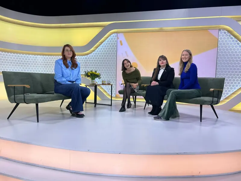Laidos vedėja ir mes trys – Ieva Šiugždaitė, aš ir Urtė Karalaitė – sėdime ant sofų „Labas rytas, Lietuva“ studijoje