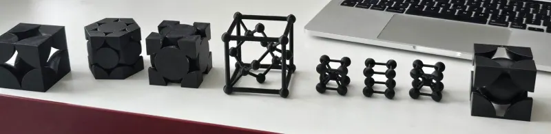 3D spausdinti kristalinių gardelių modeliai
