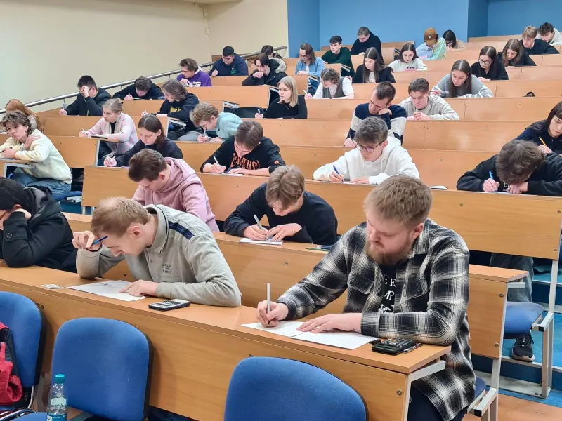 Studentai laiko kietojo kūno fizikos egzaminą, 2024 m. kovas